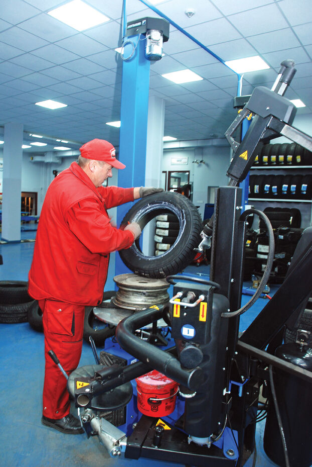 Výroba pneumatik se ani dnes neobejde bez poctivé ruční práce. Foto: www.tigar.com