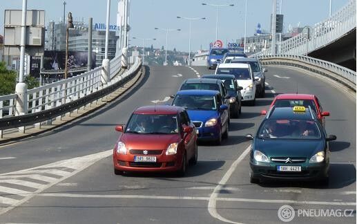 Kolik z řidičů na fotografii asi právě míří z pojišťovny Allianz, kde si sjednávali povinné ručení? Foto: Martin Singr