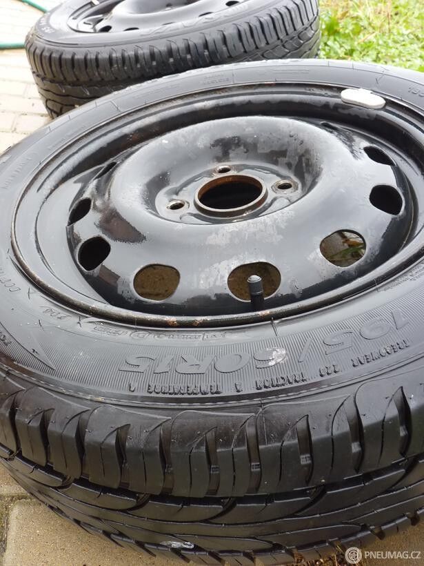 Výměna pneumatik? Pro mnoho motoristů práce na půl hodinky. Foto: Martin Singr
