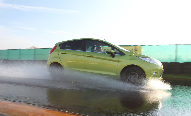 Pneumatiky při testech dostávají skutečně zabrat. To řidičům usnadní rozhodování. Foto: www.adac.de