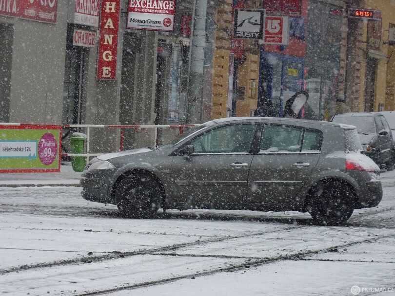 Správné zimní pneumatiky musí obstát nejen na sněhu, ale i na mokru a na suchu. Foto: Martin Singr