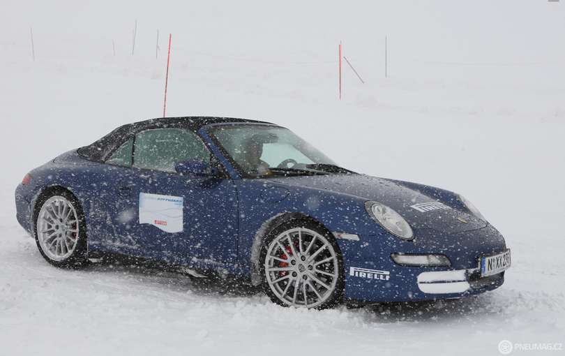 Testování pneumatik ve výkonných vozech probíhalo při skutečně zimních podmínkách. Foto: www.pirelli.com