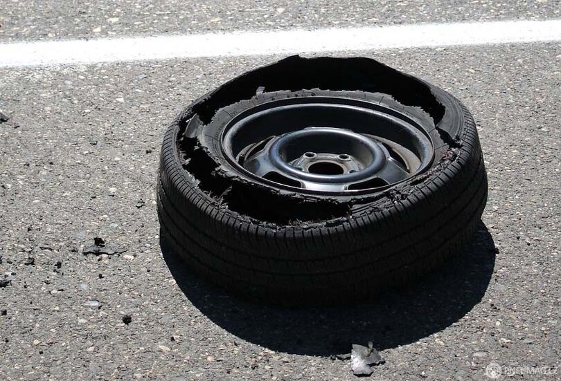 Popisek: Špatný tlak v pneumatikách může vést k nečekanému defektu během vaší jízdy, zdroj: flickr.com